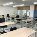 仙台市青葉区中山【キャピタル中山　2階C貸会議室】22名まで使用可能。Wi-Fi完備！一人一台のテーブルでゆったり使えます
